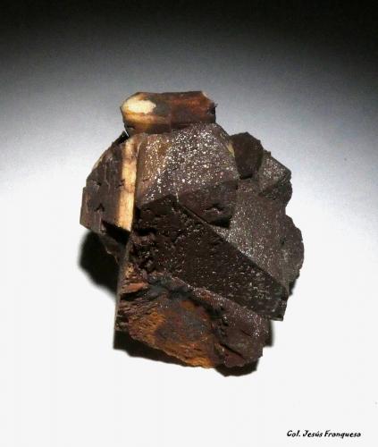 Microclina, Cuarzo y Epidota.<br />Obras del túnel de Pigot, Autovia C-25, Pla de Pigot, Arbúcies, Comarca La Selva, Massís del Montseny, Gerona / Girona, Cataluña / Catalunya, España<br />30x25 mm.<br /> (Autor: Jesus Franquesa Baucells)