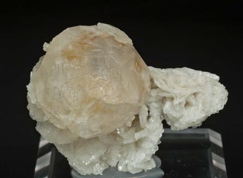 Pollucita con Albita<br />Provincia Kunar (Konar), Afganistán<br />5.8 × 4.5 × 2.3 cm<br /> (Autor: Jordi Fabre)
