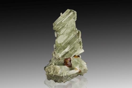 Diopside with Grossular (variety hessonite)<br />Testa Ciarva, Balme, Val d'Ala, Valles Lanzo (Valli di Lanzo), Provincia Ciudad metropolitana de Turín, Piamonte (Piemonte), Italia<br />3.5 x 5 x 8 cm / main crystal: 5.1 cm.<br /> (Author: MIM Museum)