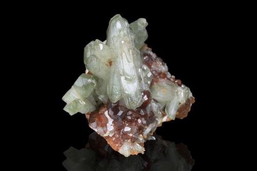 Diopside on Grossular (variety hessonite)<br />Testa Ciarva, Balme, Val d'Ala, Valles Lanzo (Valli di Lanzo), Provincia Ciudad metropolitana de Turín, Piamonte (Piemonte), Italia<br />7 x 6 x 5 cm / main crystal: 4.3 cm.<br /> (Author: MIM Museum)