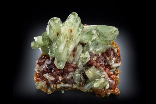 Diopside on Grossular (variety hessonite)<br />Testa Ciarva, Balme, Val d'Ala, Valles Lanzo (Valli di Lanzo), Provincia Ciudad metropolitana de Turín, Piamonte (Piemonte), Italia<br />7 x 6 x 5 cm / main crystal: 4.3 cm.<br /> (Author: MIM Museum)