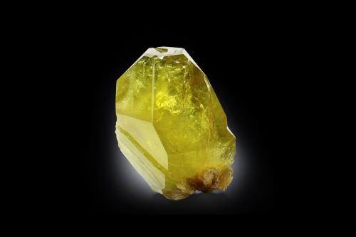 Brazilianite with Mica (Group)<br />Mina Córrego Frio, Linópolis, Divino das Laranjeiras, Vale do Rio Doce, Minas Gerais, Brasil<br />5 x 4 x 7.5 cm / main crystal: 7.2 cm.<br /> (Author: MIM Museum)