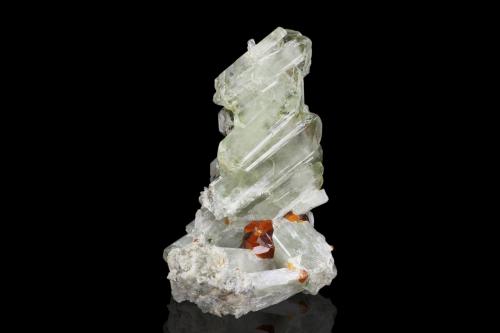 Diópsido con Grossularia (variedad hessonita)<br />Testa Ciarva, Balme, Val d'Ala, Valles Lanzo (Valli di Lanzo), Provincia Ciudad metropolitana de Turín, Piamonte (Piemonte), Italia<br />3.5 x 5 x 8 cm / Cristal principal: 5.1 cm.<br /> (Autor: Museo MIM)