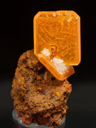 Wulfenita con Calcita<br />Sierra de Los Lamentos, Municipio Ahumada, Chihuahua, México<br />3.1 × 1.7 × 1.8 cm / cristal mayor: 1.4 × 1.2 cm<br /> (Autor: Jordi Fabre)