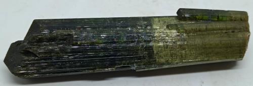 Elbaita (variedad verdelita)<br />Mina Santa Rosa, Itambacuri, Vale do Rio Doce, Minas Gerais, Brasil<br />100x20x20 mm.<br /> (Autor: Luis Edmundo Sánchez Roja)