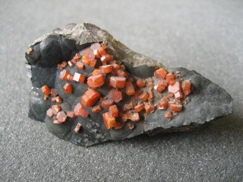 Vanadinite<br />Taouz, Provincia Er Rachidia, Región Drâa-Tafilalet, Marruecos<br />Specimen 5,5 x 3 cm, largest crystals 4 mm<br /> (Author: Tobi)