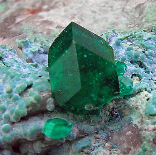 Dioptase and Shattuckite<br />Mina Tantara, Shinkolobwe, Cinturón de cobre de Katanga, Katanga (Shaba), República Democrática del Congo (Zaire)<br />specimen size: 6 × 4.9 × 3.2 cm / main crystal size: 0.7 × 0.5 cm<br /> (Author: Jordi Fabre)