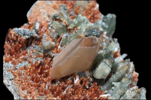 Titanita con Diópsido y Grossularia (variedad hidrogrossularia)<br />Bellecombe, Châtillon, Valle de Aosta (Val d'Aosta), Italia<br />9.5 x 6 x 4 cm / Cristal principal: 2.3 cm.<br /> (Autor: Museo MIM)