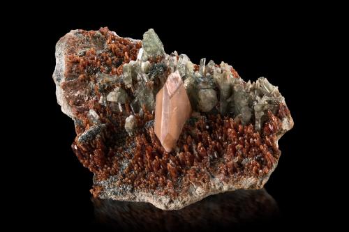 Titanita con Diópsido y Grossularia (variedad hidrogrossularia)<br />Bellecombe, Châtillon, Valle de Aosta (Val d'Aosta), Italia<br />9.5 x 6 x 4 cm / Cristal principal: 2.3 cm.<br /> (Autor: Museo MIM)