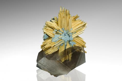 Rutilo con Hematites y Cuarzo<br />Ibitiara, Bahia, Región Nordeste, Brasil<br />5.5 x 4 x 7.5 cm / Cristal principal: 2.4 cm.<br /> (Autor: Museo MIM)