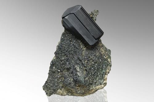 Vesuvianite<br />Palestra di Roccia, Monte Avi, Bellecombe, Châtillon, Valle de Aosta (Val d'Aosta), Italia<br />5 x 3.5 x 7 cm / main crystal: 3.3 cm<br /> (Author: MIM Museum)