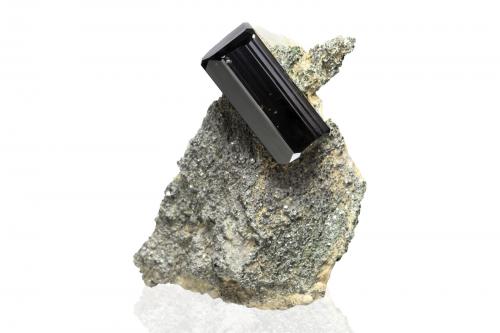 Vesuvianite<br />Palestra di Roccia, Monte Avi, Bellecombe, Châtillon, Valle de Aosta (Val d'Aosta), Italia<br />5 x 3.5 x 7 cm / main crystal: 3.3 cm<br /> (Author: MIM Museum)