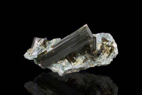 Vesuvianite<br />Banchette, Bellecombe, Châtillon, Valle de Aosta (Val d'Aosta), Italia<br />6 x 10 x 4 cm / main crystal: 6.7 cm.<br /> (Author: MIM Museum)