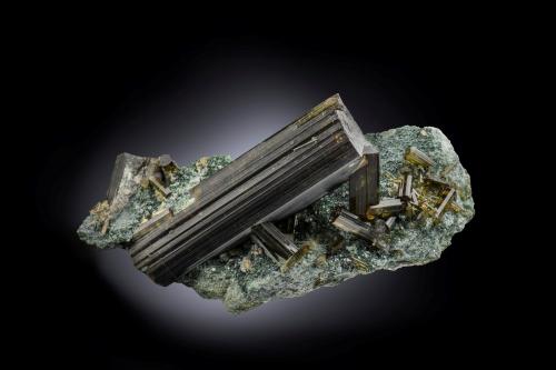 Vesuvianite<br />Banchette, Bellecombe, Châtillon, Valle de Aosta (Val d'Aosta), Italia<br />6 x 10 x 4 cm / main crystal: 6.7 cm.<br /> (Author: MIM Museum)