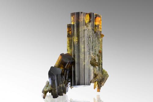 Vesuvianite<br />Alpe delle Frasse, Condove, Val di Susa, Provincia Ciudad metropolitana de Turín, Piamonte (Piemonte), Italia<br />5.5 x 4 x 6 cm<br /> (Author: MIM Museum)