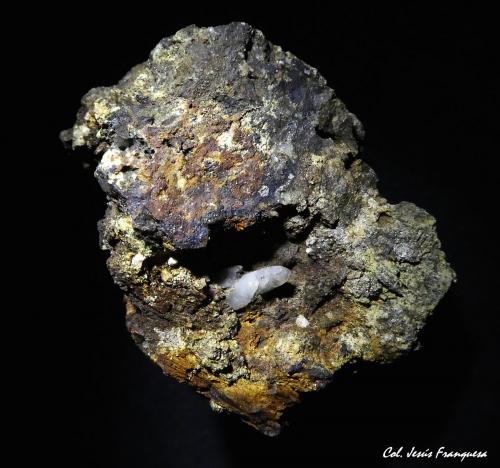 Grosularia - Andradita, Cuarzo y Scheelita.<br />Mina Roca del Turó, Costabona, Espinavell (Espinabell), Molló, Comarca Ripollès, Gerona / Girona, Cataluña / Catalunya, España<br />50x40 mm.<br /> (Autor: Jesus Franquesa Baucells)