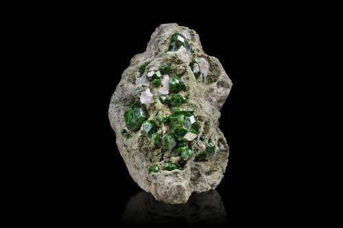 Andradite (variety demantoid) with Calcite<br />Montes Belqeys, Takab, Provincia Azerbaiyán Occidental, Irán<br />12 x 13 x 14.5 cm / main crystal: 3.3 cm<br /> (Author: MIM Museum)