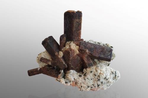 Bastnäsita-(Ce)<br />Monte Zagi, Hameed Abad Kafoor Dheri, Peshawar, Jaiber Pastunjuá, Paquistán<br />13 x 7 x 12 cm / main crystal: 5 cm.<br /> (Author: MIM Museum)