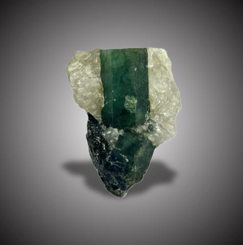 Berilo (variedad esmeralda)<br />Distrito minero Carnaiba, Complejo ultramáfico Campo Formoso, Pindobaçu, Centro-Norte Baiano, Bahia, Región Nordeste, Brasil<br />3x1,5cm.<br /> (Autor: castrominerals)