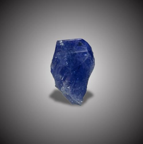 Zoisita (variedad tanzanita)<br />Minas de Merelani, Colinas Merelani, Montes Lelatema, Distrito Simanjiro, Región Manyara, Tanzania<br />2x1,3cm.<br /> (Autor: castrominerals)