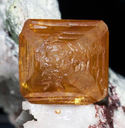 Wulfenita con Dolomita<br />Mina Tsumeb, Tsumeb, Región Otjikoto, Namibia<br />cristal principal: 1.1 × 1.1 cm<br /> (Autor: Jordi Fabre)
