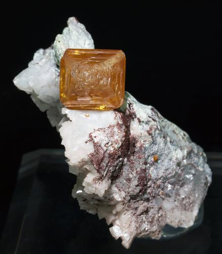 Wulfenita con Dolomita<br />Mina Tsumeb, Tsumeb, Región Otjikoto, Namibia<br />4.2 × 3.3 × 4.1 cm<br /> (Autor: Jordi Fabre)