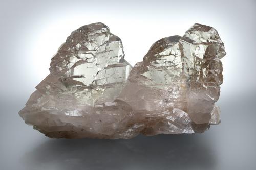 Quartz (variety smoky and gwindel)<br />Monte Manihar, Distrito Kullu, Himachal Pradesh, India<br />16 x 5 x 9 cm / main crystal: 9 cm.<br /> (Author: MIM Museum)