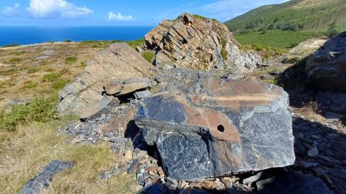 Gran bloque de anfibolita que conserva un barreno de la antigus explotación. (Autor: supertxango)