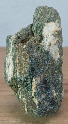 Anfibolita<br />Macizo ultramáfico (ultrabásico) de Herbeira-Complejo de Cabo Ortegal, Herbeira, Cariño, Comarca Ortegal, La Coruña / A Coruña, Galicia / Galiza, España<br />6x3x3 cm.<br /> (Autor: supertxango)