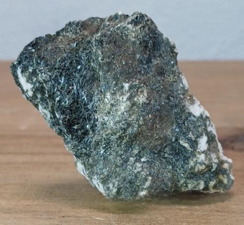 Anfibolita<br />Macizo ultramáfico (ultrabásico) de Herbeira-Complejo de Cabo Ortegal, Herbeira, Cariño, Comarca Ortegal, La Coruña / A Coruña, Galicia / Galiza, España<br />6x4x2 cm.<br /> (Autor: supertxango)