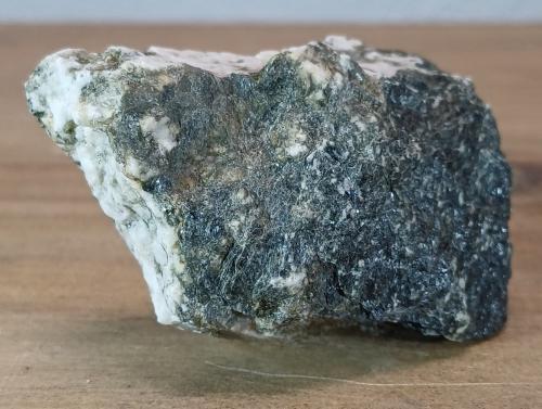 Anfibolita<br />Macizo ultramáfico (ultrabásico) de Herbeira-Complejo de Cabo Ortegal, Herbeira, Cariño, Comarca Ortegal, La Coruña / A Coruña, Galicia / Galiza, España<br />6x4x2 cm.<br /> (Autor: supertxango)
