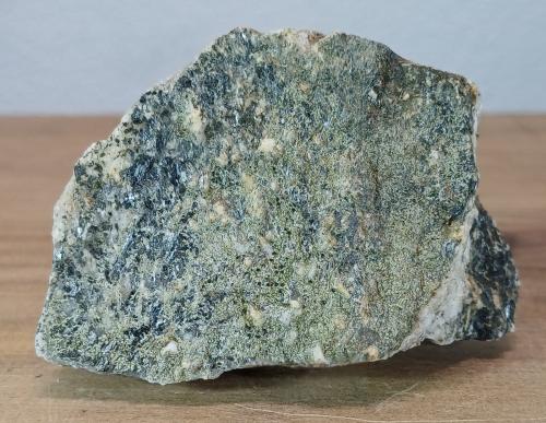 Anfibolita<br />Macizo ultramáfico (ultrabásico) de Herbeira-Complejo de Cabo Ortegal, Herbeira, Cariño, Comarca Ortegal, La Coruña / A Coruña, Galicia / Galiza, España<br />8x5x3 cm.<br /> (Autor: supertxango)