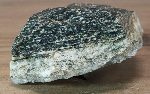 Anfibolita<br />Macizo ultramáfico (ultrabásico) de Herbeira-Complejo de Cabo Ortegal, Herbeira, Cariño, Comarca Ortegal, La Coruña / A Coruña, Galicia / Galiza, España<br />8x5x3 cm.<br /> (Autor: supertxango)