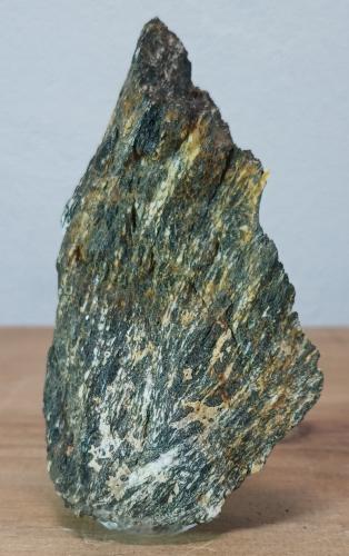Anfibolita<br />Macizo ultramáfico (ultrabásico) de Herbeira-Complejo de Cabo Ortegal, Herbeira, Cariño, Comarca Ortegal, La Coruña / A Coruña, Galicia / Galiza, España<br />10x7x3 cm.<br /> (Autor: supertxango)