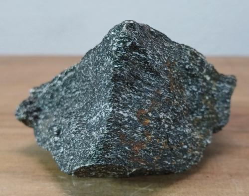 Anfibolita<br />Macizo ultramáfico (ultrabásico) de Herbeira-Complejo de Cabo Ortegal, Herbeira, Cariño, Comarca Ortegal, La Coruña / A Coruña, Galicia / Galiza, España<br />8x7x4 cm.<br /> (Autor: supertxango)