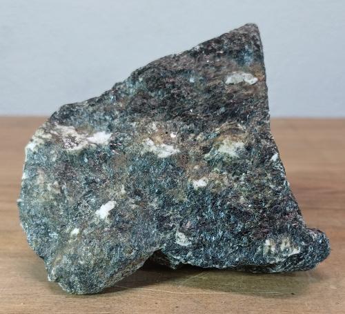 Anfibolita<br />Macizo ultramáfico (ultrabásico) de Herbeira-Complejo de Cabo Ortegal, Herbeira, Cariño, Comarca Ortegal, La Coruña / A Coruña, Galicia / Galiza, España<br />8x7x4 cm.<br /> (Autor: supertxango)