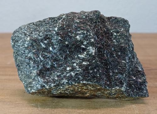 Anfibolita<br />Macizo ultramáfico (ultrabásico) de Herbeira-Complejo de Cabo Ortegal, Herbeira, Cariño, Comarca Ortegal, La Coruña / A Coruña, Galicia / Galiza, España<br />8x5x2 cm.<br /> (Autor: supertxango)