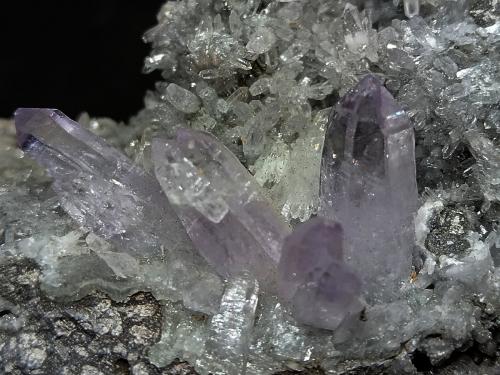 Cuarzo (variedad amatista)<br />Cerro de la Concordia, Piedra Parada (Las Vigas), Municipio Tatatila, Veracruz (Veracruz de Ignacio de la Llave), México<br />115x70x40 mm.<br /> (Autor: Luis Edmundo Sánchez Roja)