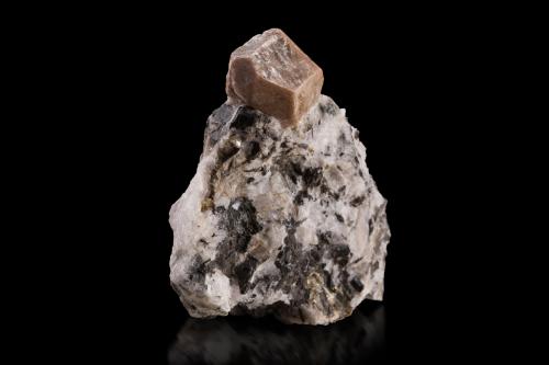 Stillwellita-(Ce)<br />Glaciar Dara-i-Pioz, Cordillera de Alay, Montañas del Tien Shan, Distritos de Subordinación Republicana, Tayikistán<br />7 x 3 x 8 cm / Cristal principal: 2.3 cm<br /> (Autor: Museo MIM)