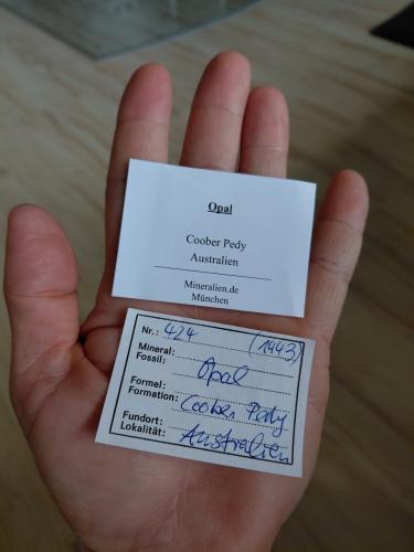 Opal<br />Coober Pedy, Central North, Australia Meridional, Australia<br />Specimen size 3 cm<br /> (Author: Tobi)