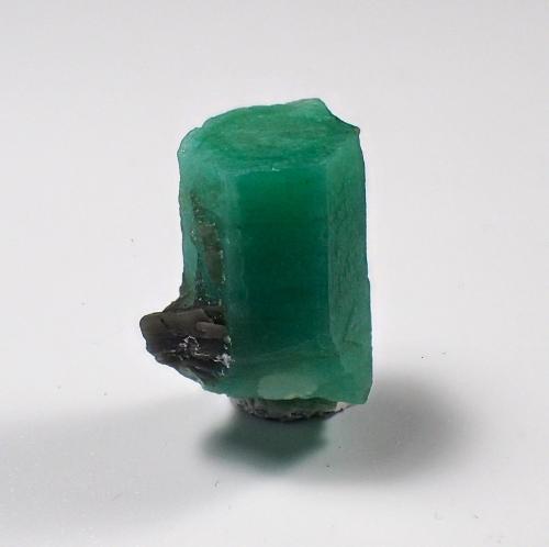 Beryl (variety emerald)<br />Hiddenite, Alexander County, North Carolina, USA<br />18 mm x 13 mm x 9 mm<br /> (Author: Don Lum)