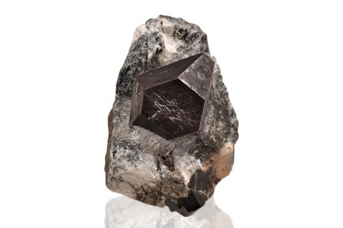Lorenzenite<br />Monte Flora, Macizo Lovozero, Península Kola, Oblast Murmansk, Región del Norte, Rusia<br />4 x 4 x 3.5 cm / main crystal: 2.4 cm.<br /> (Author: MIM Museum)