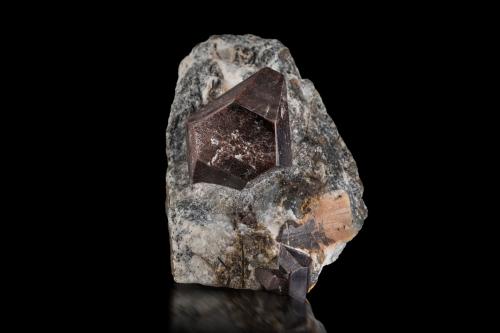 Lorenzenite<br />Monte Flora, Macizo Lovozero, Península Kola, Oblast Murmansk, Región del Norte, Rusia<br />4 x 4 x 3.5 cm / main crystal: 2.4 cm.<br /> (Author: MIM Museum)