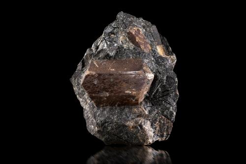 Lorenzenite<br />Monte Flora, Macizo Lovozero, Península Kola, Oblast Murmansk, Región del Norte, Rusia<br />7 x 7 x 6 cm / main crystal: 4.6 cm.<br /> (Author: MIM Museum)