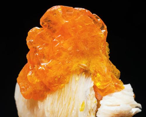 Wulfenite on Baryte<br />Mina Les Dalles (Mina Lidal), distrito minero Mibladen, Mibladen, Midelt, Provincia Midelt, Región Drâa-Tafilalet, Marruecos<br />main crystal: 2 × 1.8 cm<br /> (Author: Jordi Fabre)