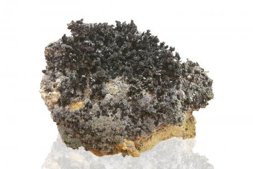 Tenorita<br />Volcán Tolbachik, Distrito Mil'kovsky, Territorio Kamchatka, Extremo Oriente ruso, Rusia<br />10 x 7 x 6.5 cm / Cristal principal: 0.6 cm.<br /> (Autor: Museo MIM)