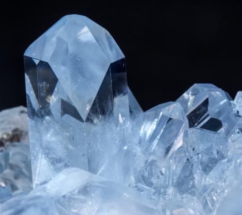 Celestina<br />Depósito de Sakoany, Comuna Katsepy, Distrito Mitsinjo, Región Boeny, Provincia Mahajanga (Majunga), Madagascar<br />cristal principal: 2.5 × 0.7 cm<br /> (Autor: Jordi Fabre)