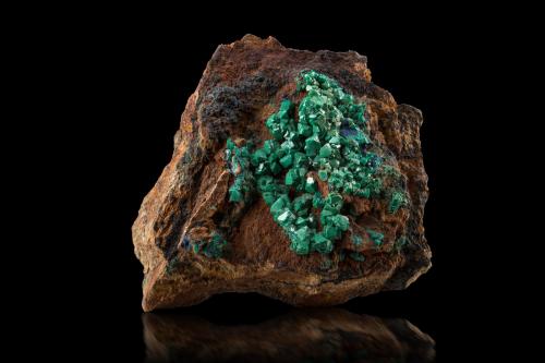 Euchroite with Azurite and Tenorite<br />Svätoduná, Ľubietová (Libethen), Banská Bystrica, Eslovaquia<br />10.5 x 10 x 5 cm / main crystal: 0.7 cm<br /> (Author: MIM Museum)
