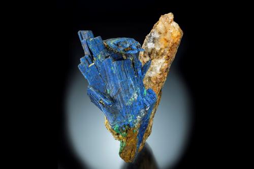 Chalcostibite with Azurite on Calcite<br />Rhar el Anz (Rar el Anz), Oued Cherrat (Cherrat Wadi), Chaouia-Ouardigha, Prefectura Casablanca, Región Casablanca-Settat, Marruecos<br />16 x 10 x 9 cm / main crystal: 10.7 cm.<br /> (Author: MIM Museum)