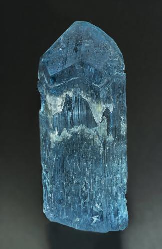 Beryl (variety aquamarine)<br />Dassu, Valle Braldu, Distrito Shigar, Gilgit-Baltistan (Áreas del Norte), Paquistán<br />8.8 x 3.6 cm<br /> (Author: am mizunaka)